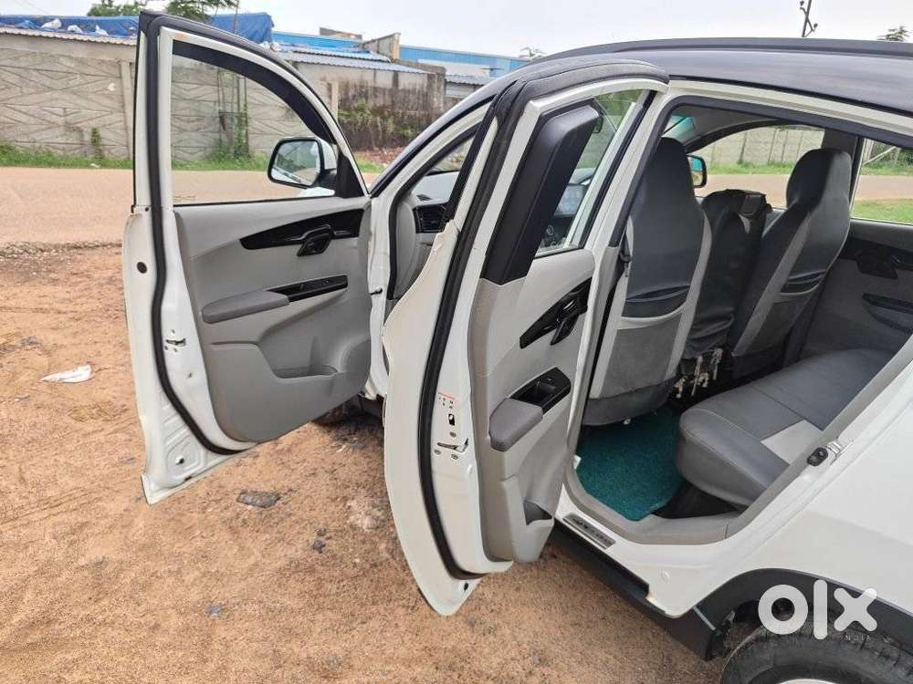 Mahindra Kuv 100 Mfalcon G80 K8 Dual Tone, 2017, Petrol