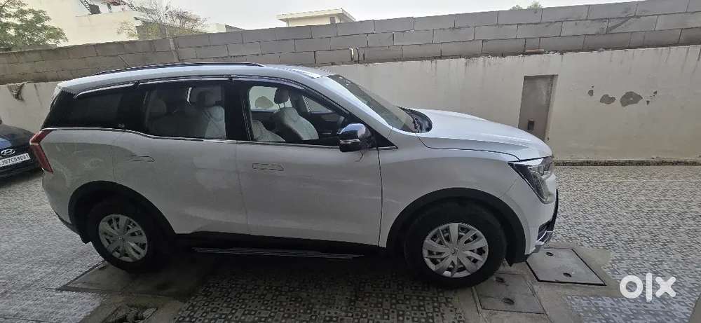 Mahindra Xuv700 Mx Mt 5-seater  1st Owner  27,000 Km  Excellent Con