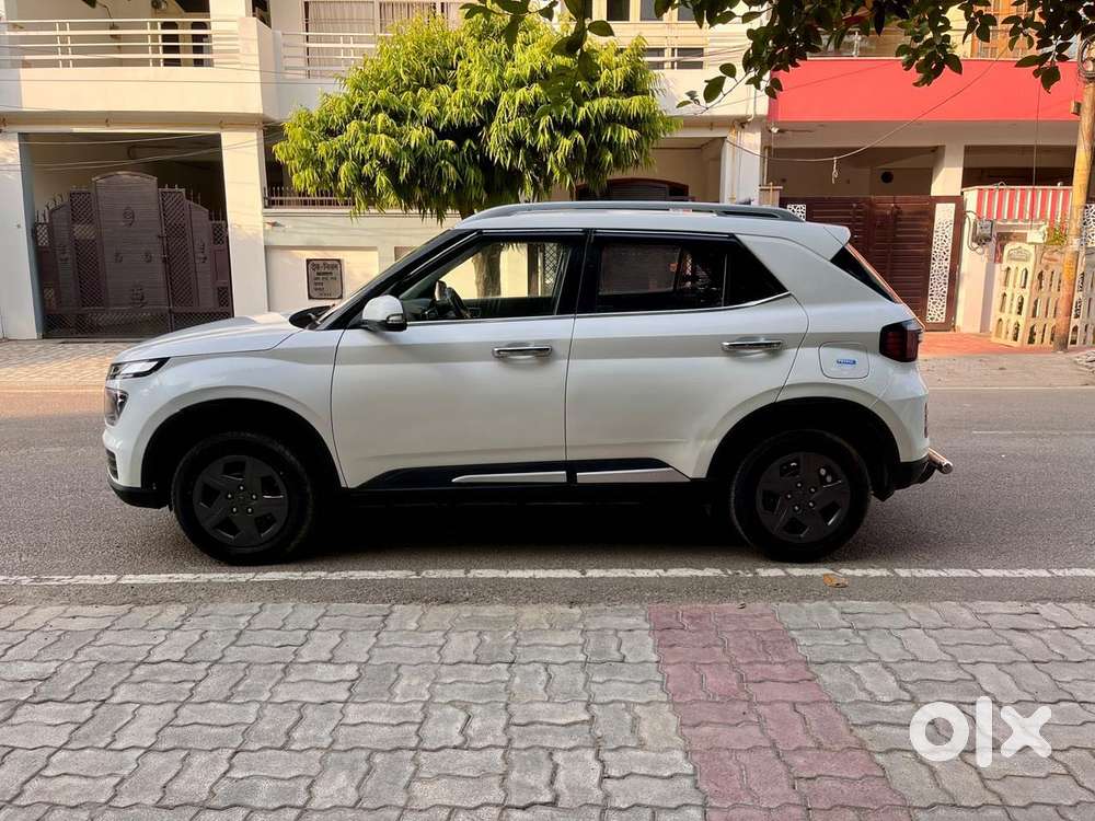 Hyundai Venue 1.2 S (o), 2024, Petrol