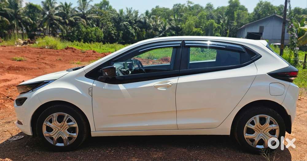 Tata Altroz 1.2 Xm Plus, 2022, Petrol