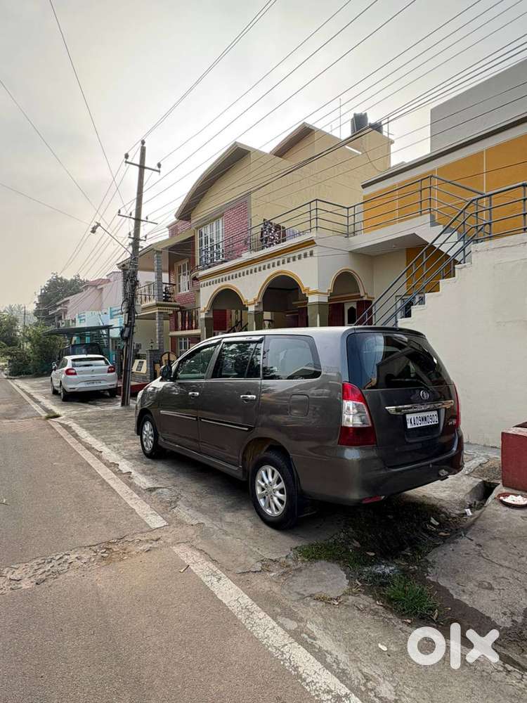 Innova  2.5g  2012  7 Seater