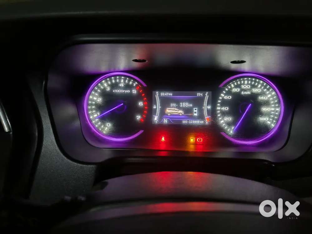 Mahindra Marazzo  M8 2018