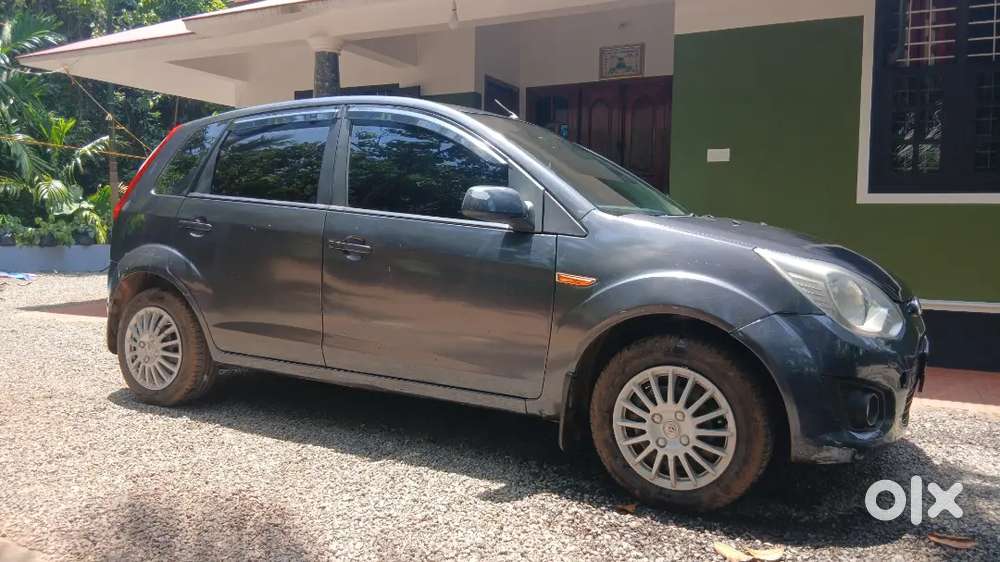 Model 2012 
Good Condition 
Diesel 
Chilling Ac
Power Steering 
2 Powe