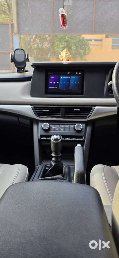 Mahindra Xuv700 2.0 Mx Petrol Mt 5 Str, 2022, Petrol