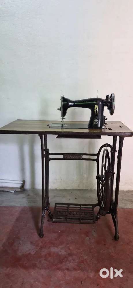 Singer foot basic sewing machine ( 10 years old )