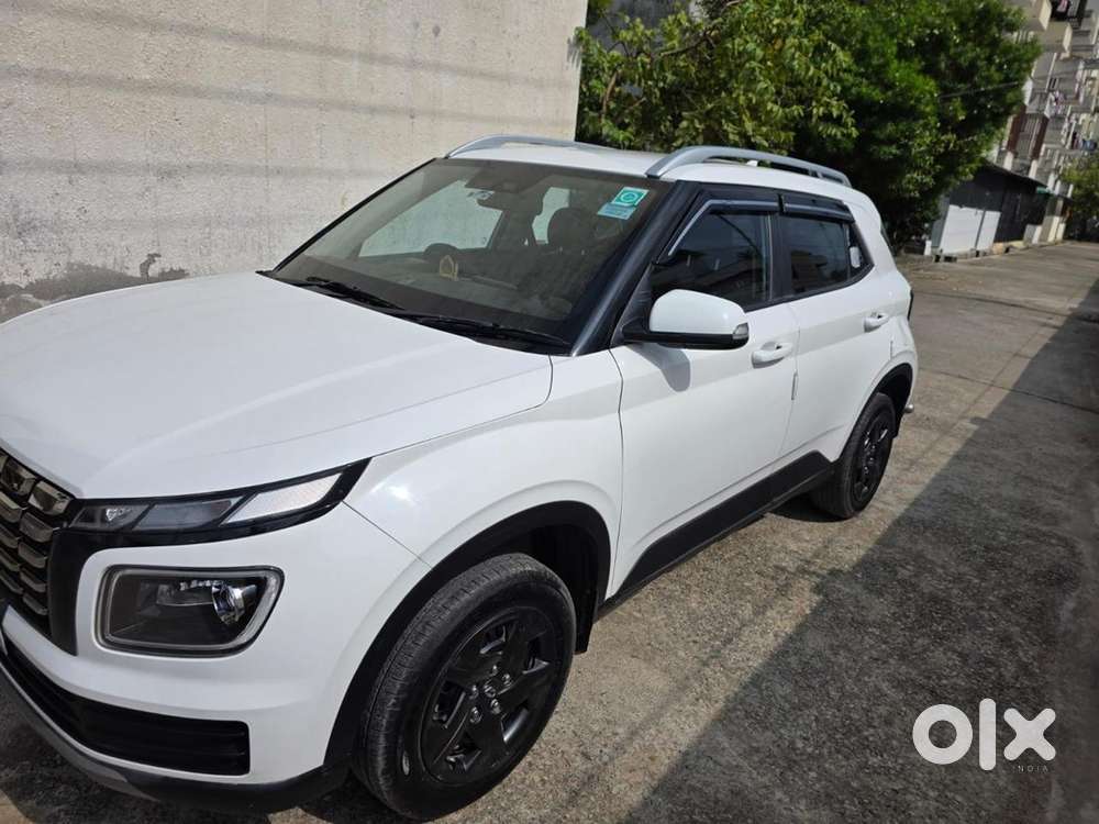 Hyundai Venue 2025 Petrol Well Maintained