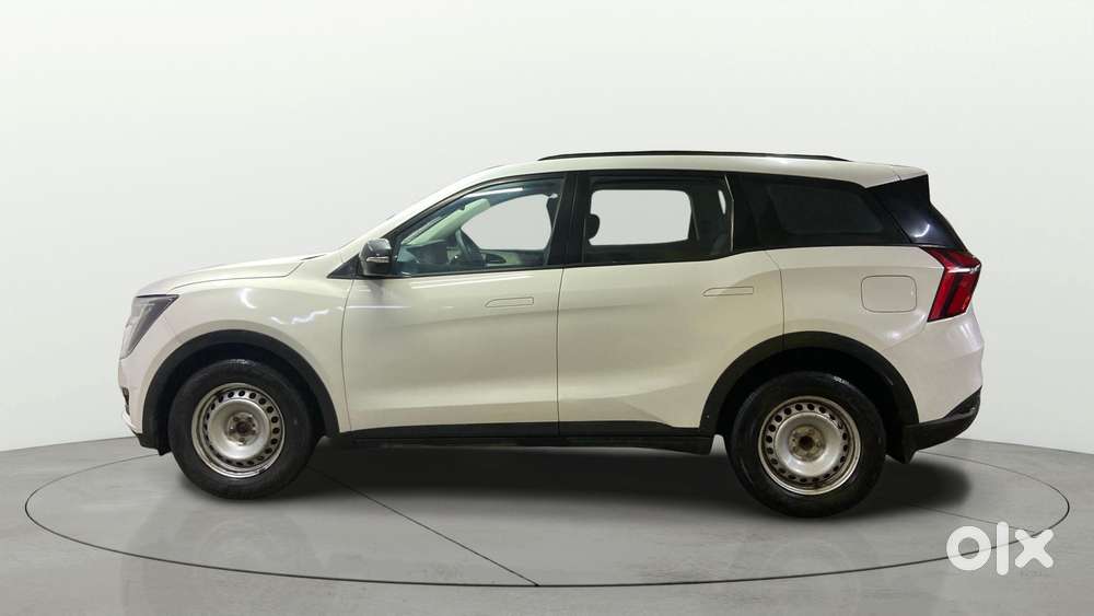 Mahindra Xuv700 2.0 Mx Petrol Mt 5 Str, 2023, Petrol