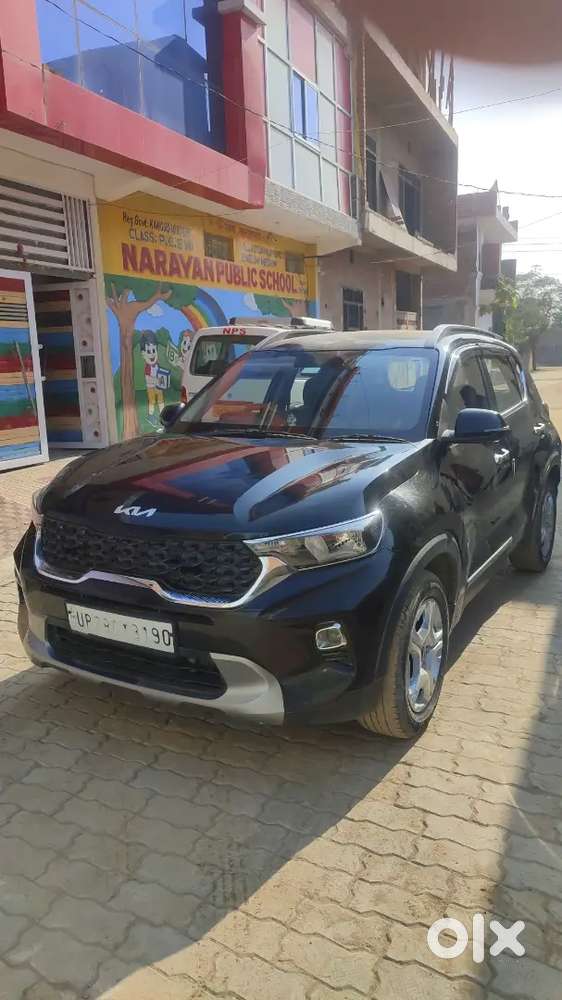 Second Top, Kia Sonet 2022 Diesel Well Maintained, Company Service.