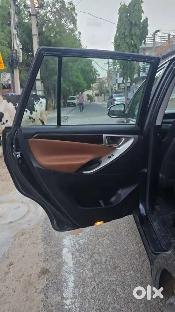 Innova Crysta Captain Seat 2.4 Z (at)