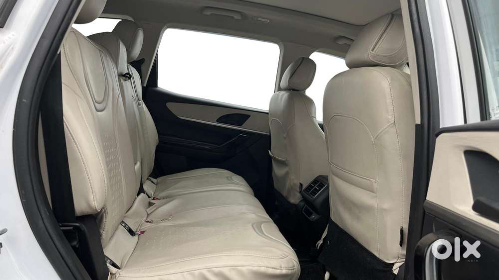 Mahindra Xuv700 2.0 Ax 5 Petrol Mt 7 Str, 2025, Petrol