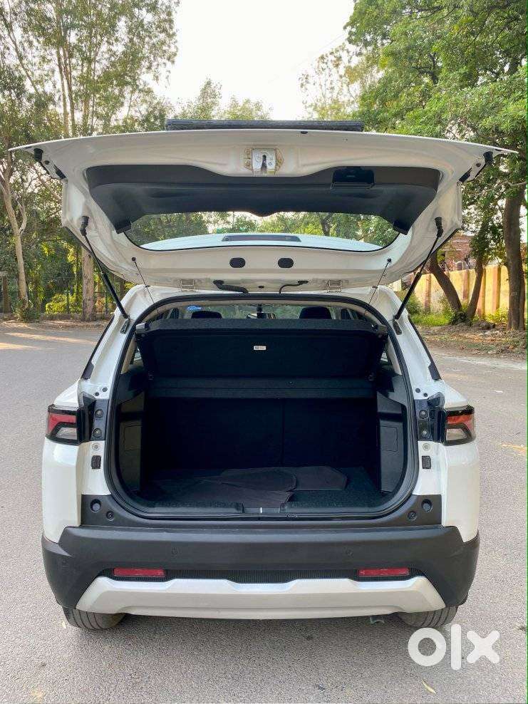 Maruti Suzuki Brezza 1.5 Zxi Smart Hybrid, 2022, Petrol