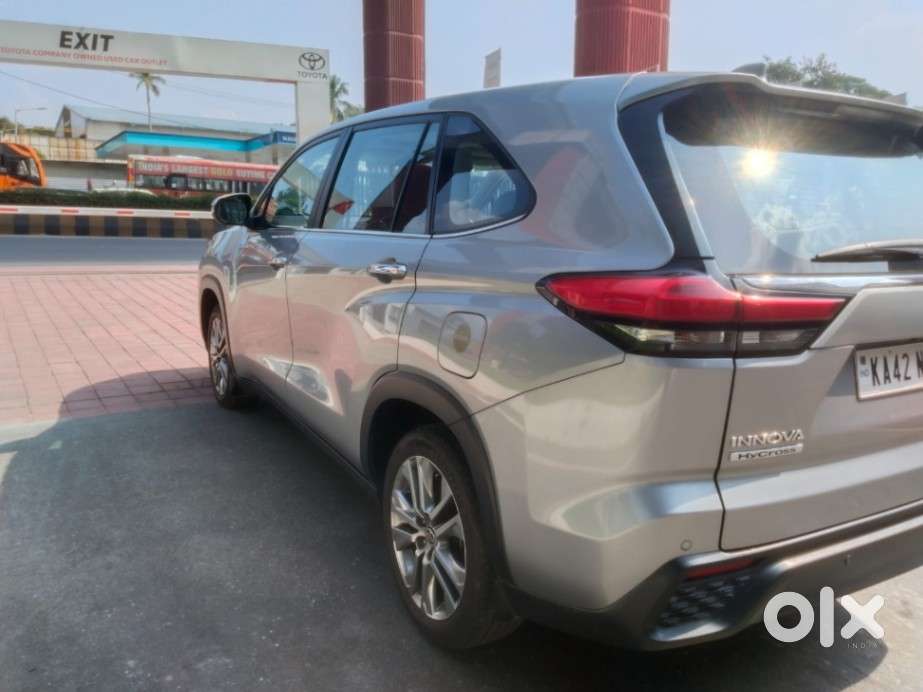 Toyota Innova Hycross 2.0 Zx Hybrid 7 Str, 2023, Petrol