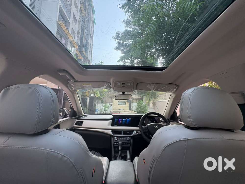 Mahindra Xuv700 2.2 Ax 5 Diesel At 7 Str, 2025, Diesel