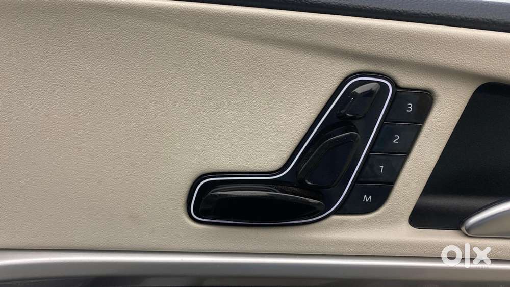 Mahindra Xuv700 2.0 Ax 7 Petrol At Str, 2022, Petrol