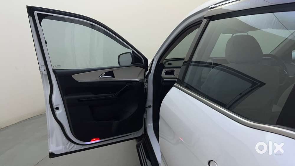 Mahindra Xuv700 2.2 Ax 7 Diesel At Luxury Pack Str Awd, 2022, Diesel