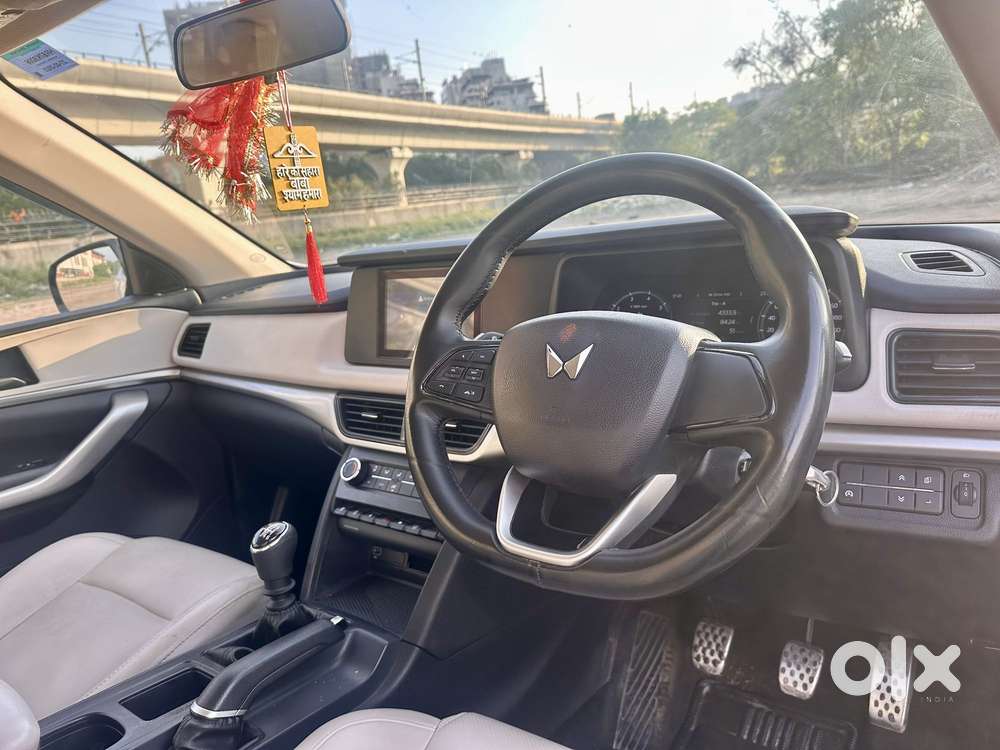 Mahindra Xuv700 2.0 Mx Petrol Mt 5 Str, 2023, Petrol