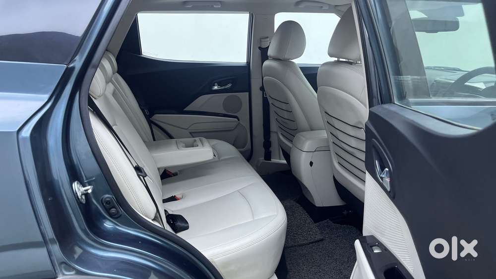 Mahindra Xuv300 1.2 W8 (o) Amt Petrol, 2021, Petrol