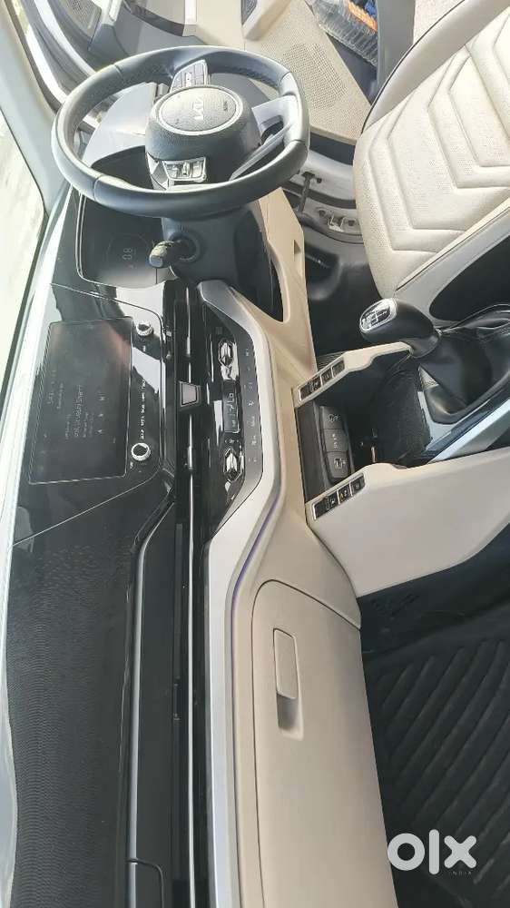 Kia Carens (2022)-top Model With Sunroof & Luxury Interiors