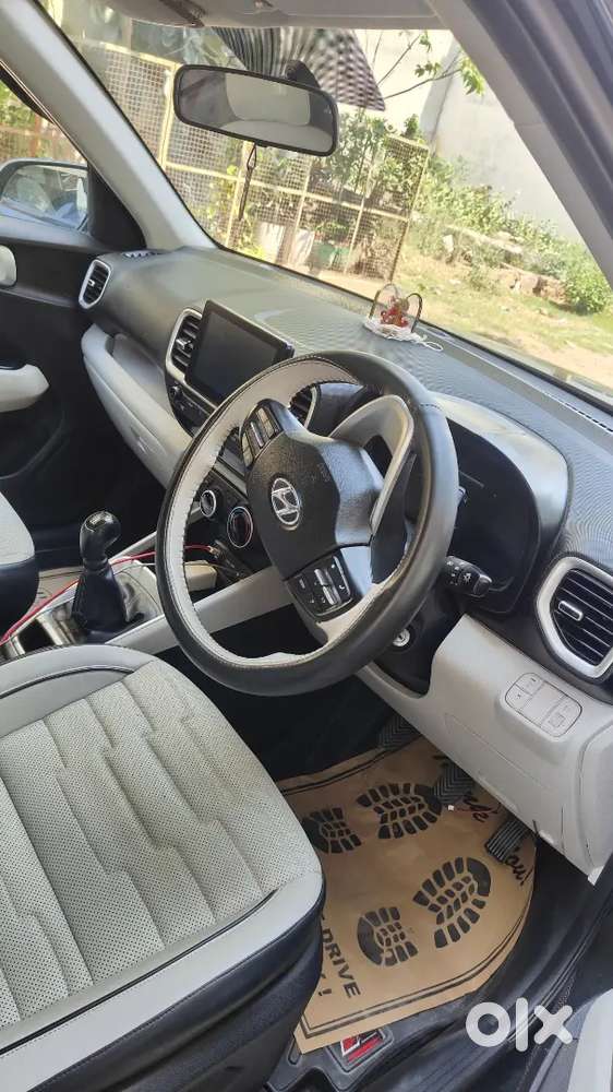 Hyundai Venue 2024 Petrol 28000 Km Driven