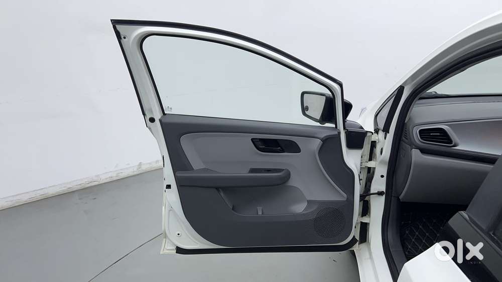 Tata Altroz 1.2 Xe, 2020, Petrol