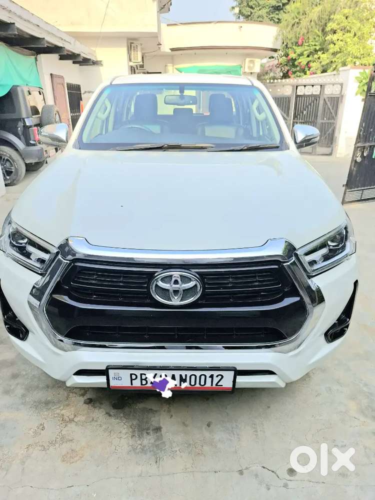 Toyota Hilux Black Edition 2025 4/4