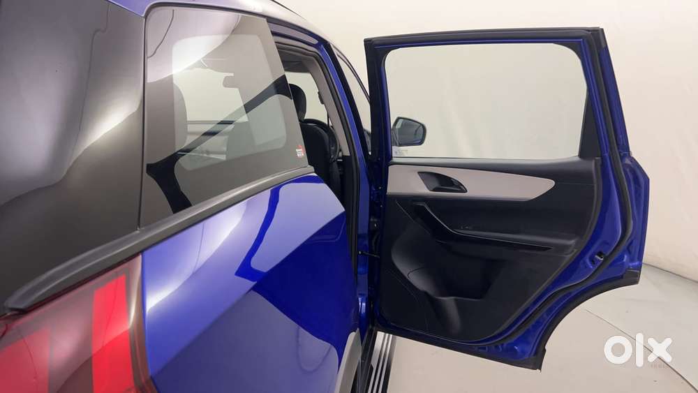 Mahindra Xuv700 2.0 Ax 5 Petrol At Str, 2023, Petrol