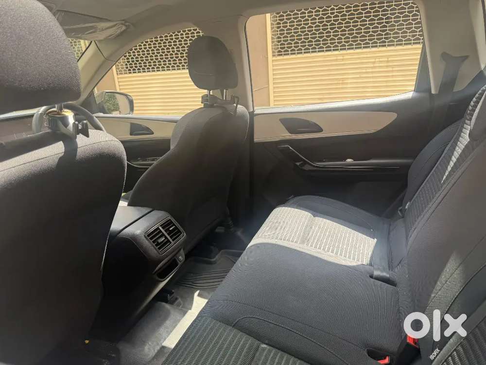 Mahindra Xuv700 Petrol Manual 2022 1st Owner