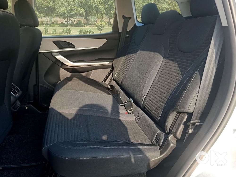 Mahindra Xuv700 2.0 Mx Petrol Mt 5 Str, 2024, Petrol