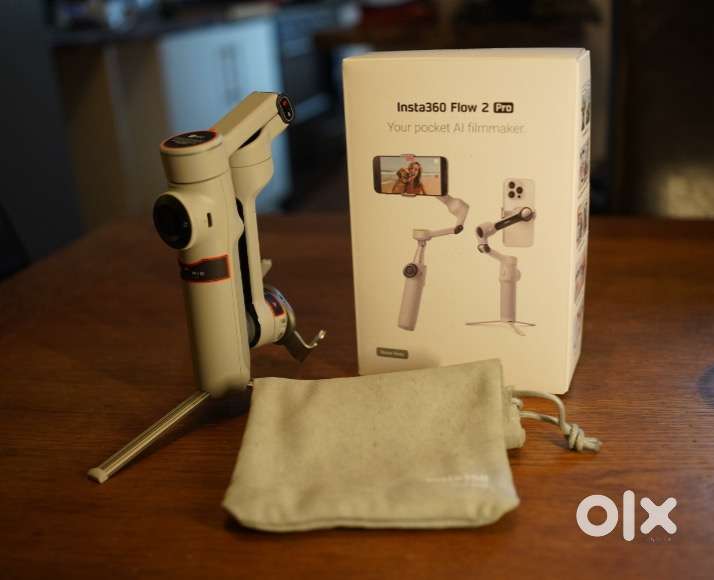 Insta 360 flow 2 pro creator bundle AI tracker