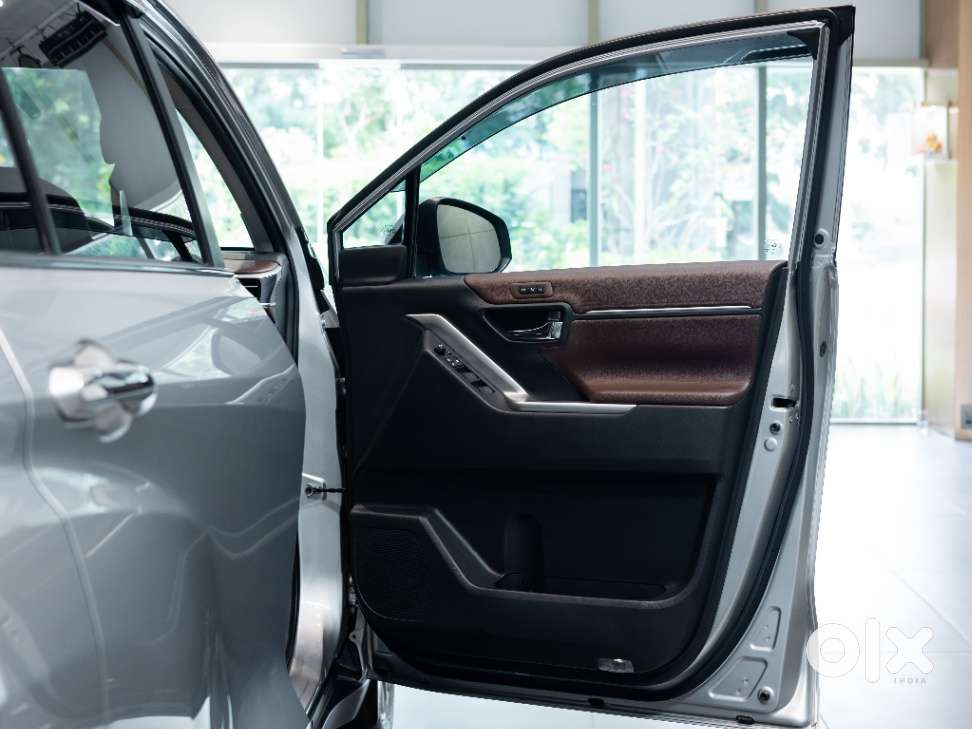 Toyota Innova Hycross 2.0 Zx Hybrid 7 Str, 2025, Petrol