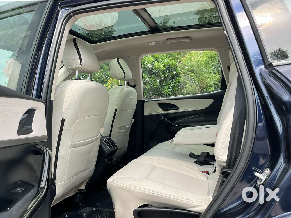 Mahindra Xuv700 Ax 5 Petrol Mt 7 Str (e), 2022, Petrol