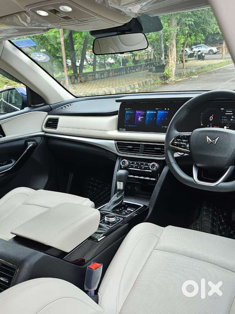 Mahindra Xuv700 2.0 Ax 7 Petrol At Luxury Pack Str, 2024, Petrol