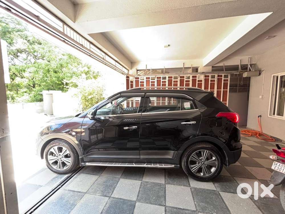 Well Maintained Black Colour With Dynamic Swipe Rear Indicators