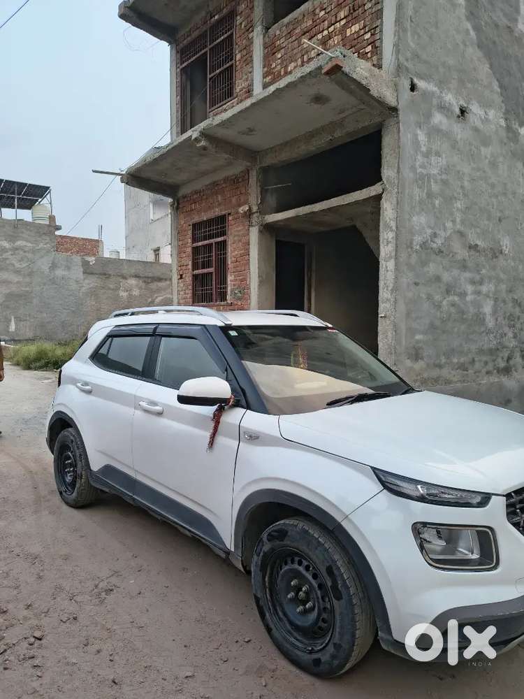 Venue
2020 Model
White Colour
1st Owner
Good Condition