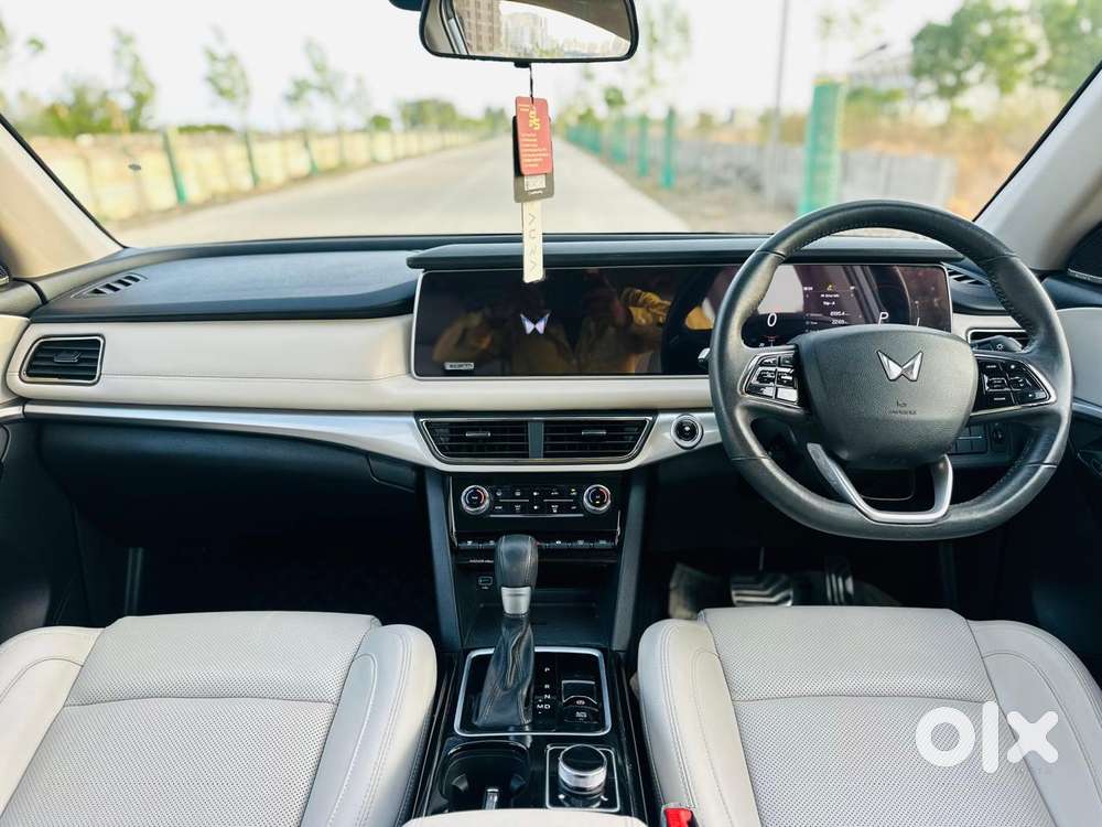 Mahindra Xuv700 2.2 Ax 7 Diesel Mt Luxury Pack Str, 2025, Diesel