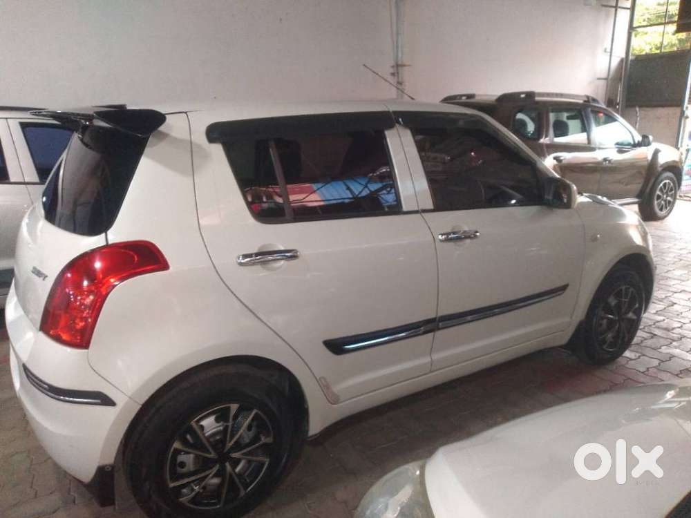Maruti Suzuki Swift Lxi Bsiv, 2010, Petrol