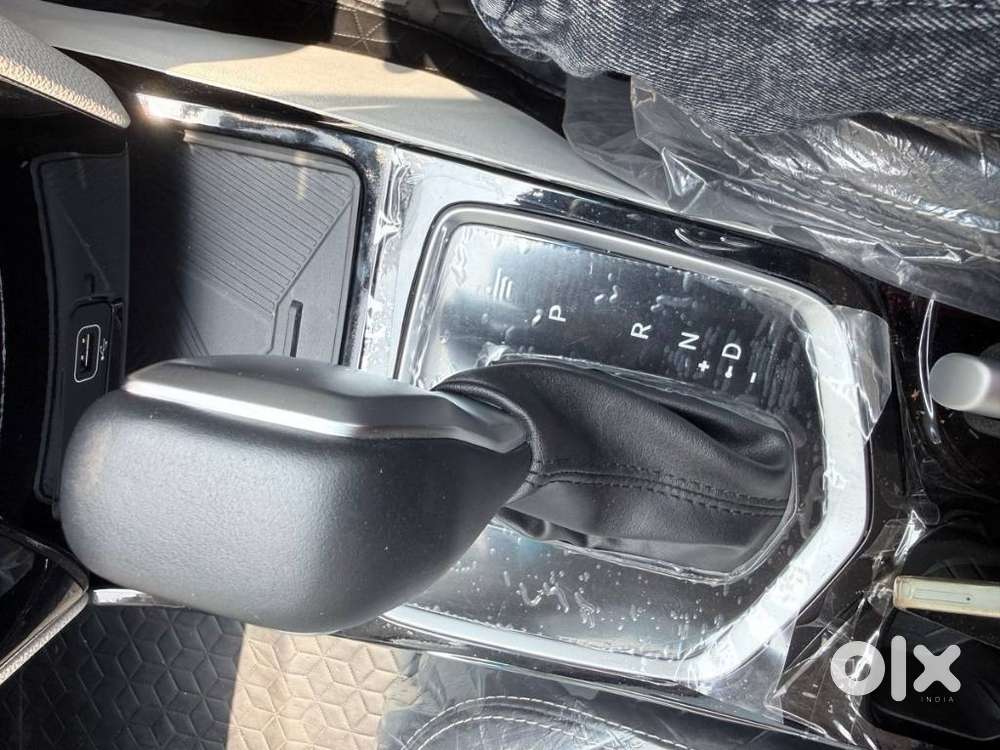 Mahindra Xuv 3xo Ax7l 1.2 Petrol At (pg), 2026, Petrol