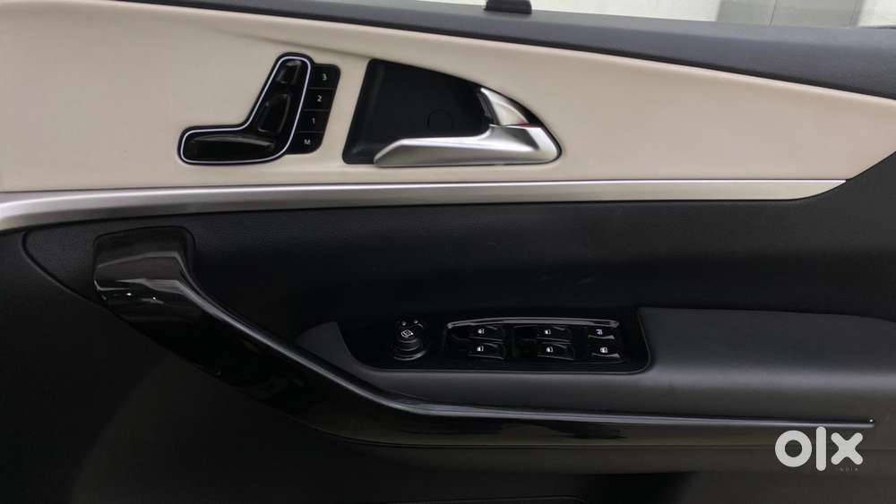 Mahindra Xuv700 2.0 Ax 7 Petrol At Luxury Pack Str, 2023, Petrol