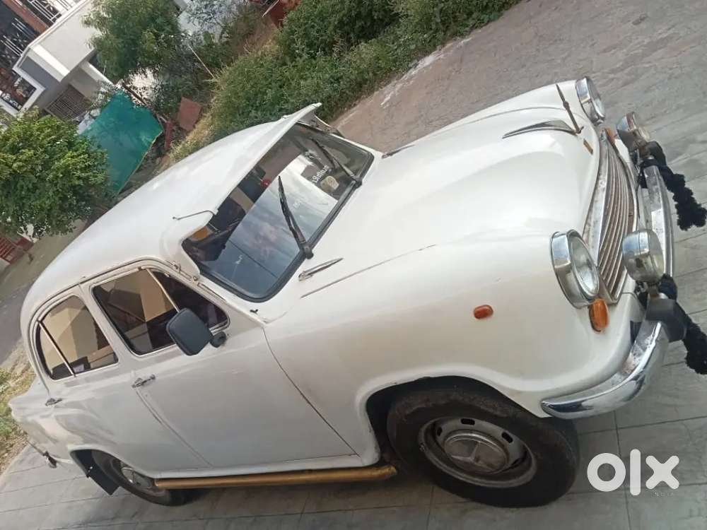 Ambassador Mark 3.  Hm Isuzu