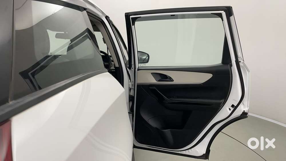 Mahindra Xuv700 2.2 Ax 5 Diesel At 7 Str, 2023, Diesel