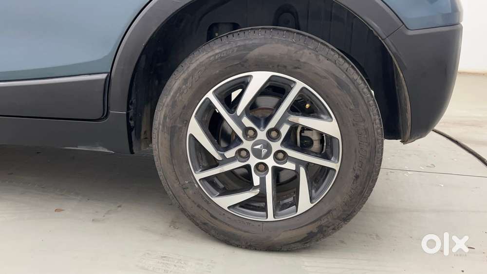 Mahindra Xuv300 1.2 W8 (o) Amt Petrol, 2024, Petrol