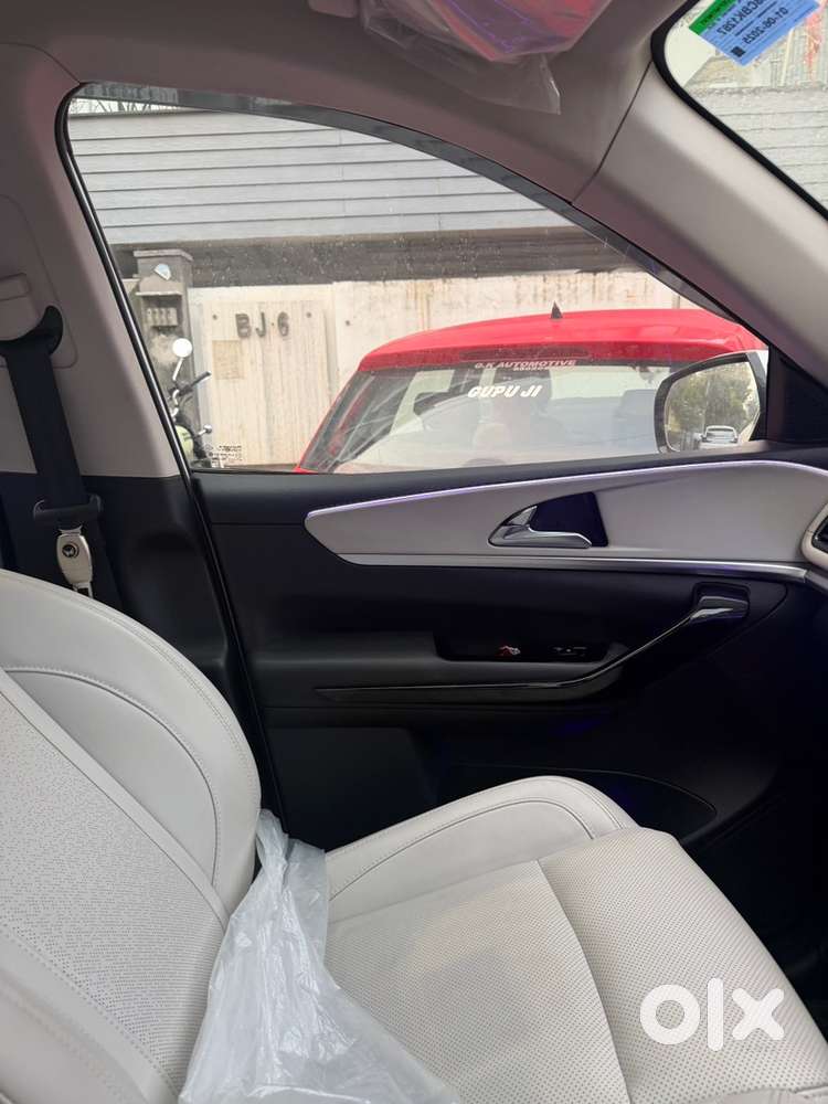 Mahindra Xuv700 Petrol 2025