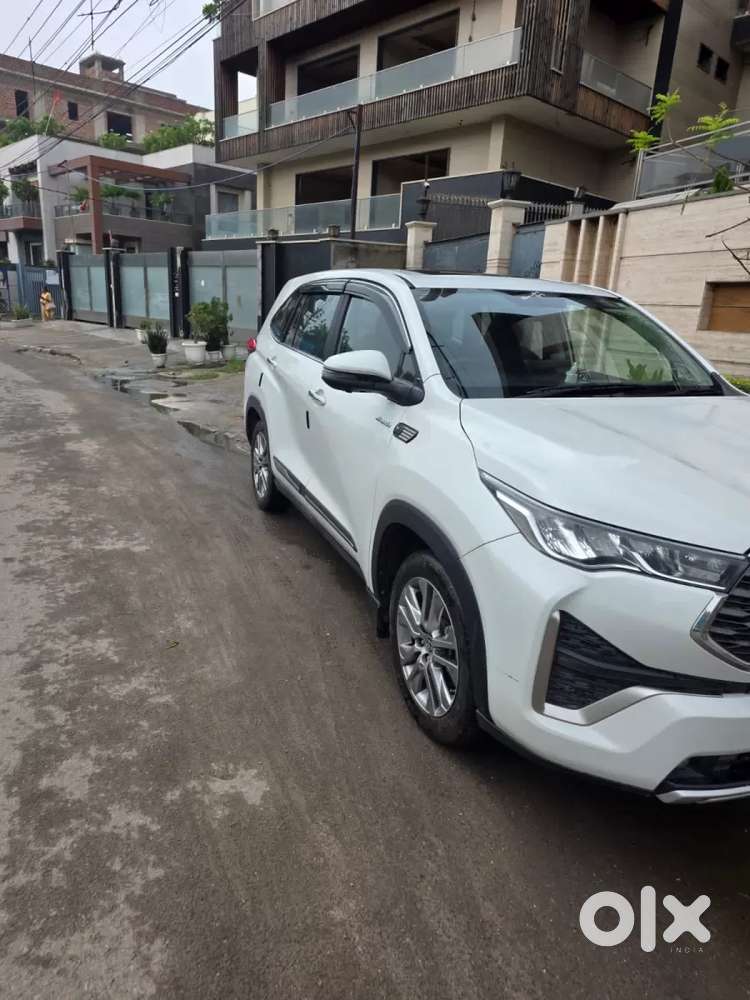 Toyota Innova Hycross 2.0 Zx Hybrid 7 Str, 2024, Petrol