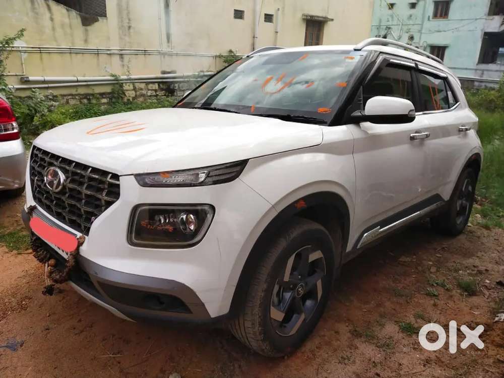 Hyundai Venue 2021 Petrol 33500 Km Driven