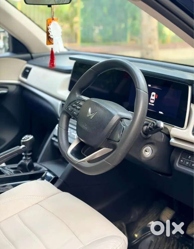 Mahindra Xuv700 With Sunroof