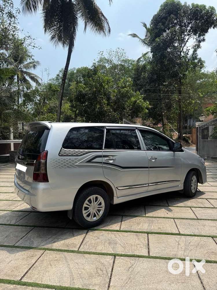 Toyota Innova 2010 8 Seater
