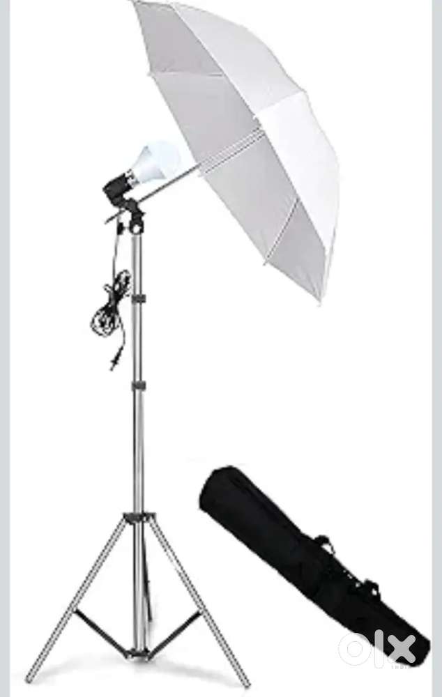 Greenscreen with stand and umbrella light with stand