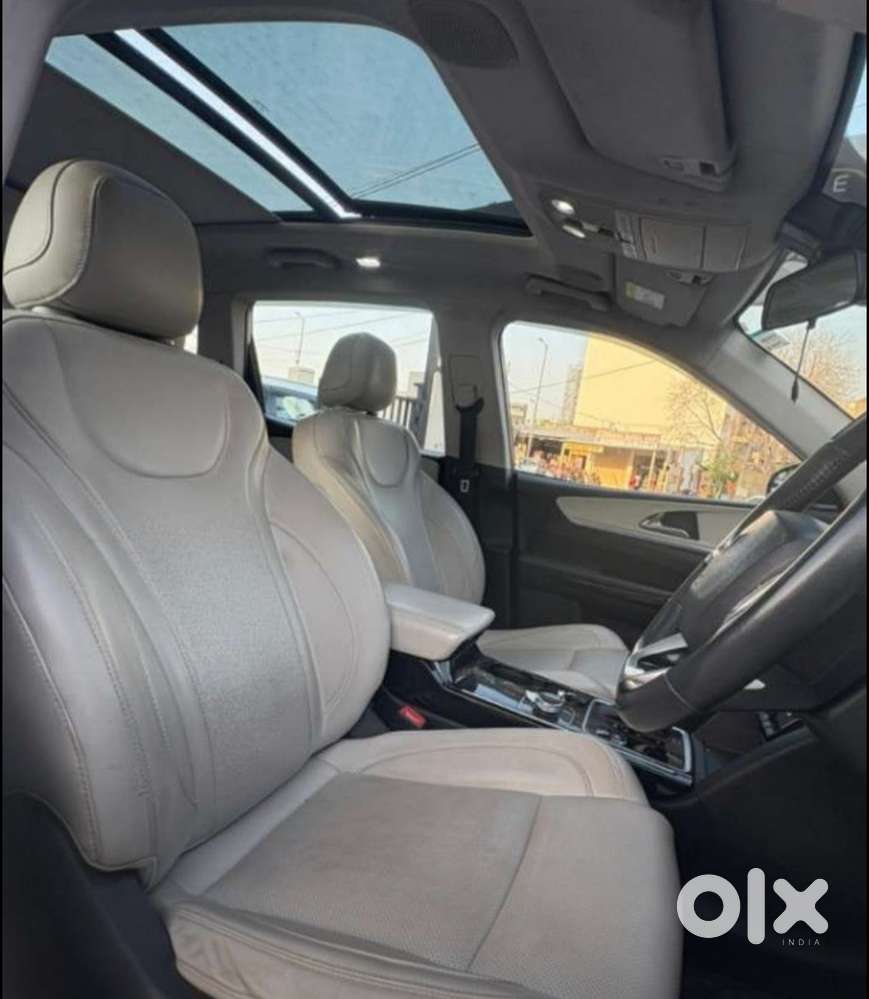 Mahindra Xuv700 Ax7l 6 Str At, 2023, Petrol