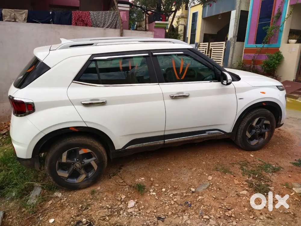Hyundai Venue 2021 Petrol 33500 Km Driven
