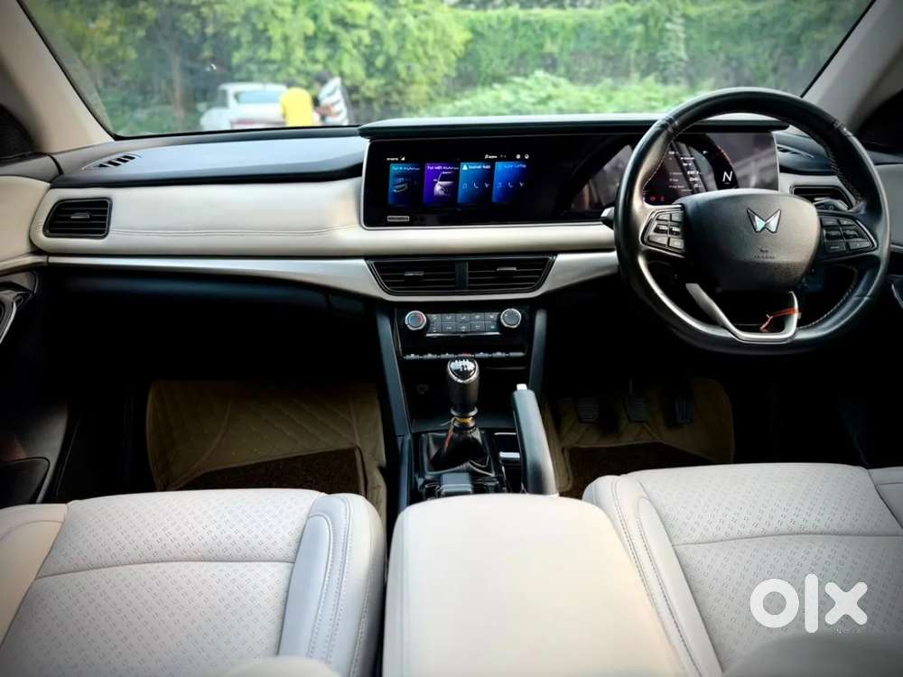 Mahindra Xuv700 2.0 Ax 5 Petrol Mt 7 Str, 2024, Petrol